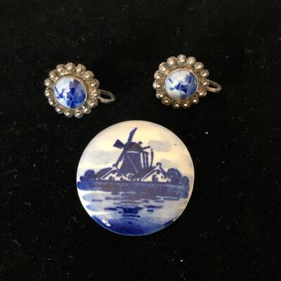 Lot 95 - Delft Holland Brooch and Screwback Earrings