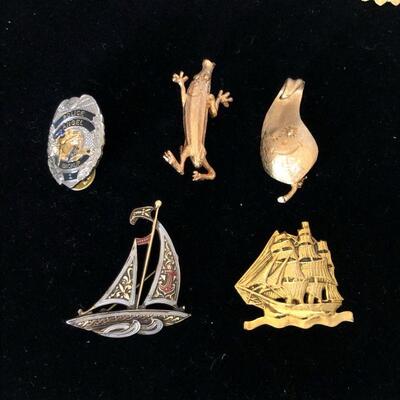 Lot 96 - Collection of Brooches - 2 are Napier