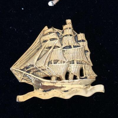 Lot 96 - Collection of Brooches - 2 are Napier