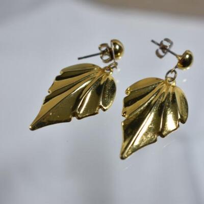 Vintage Costume Jewelry Assortment - Cream & Gold