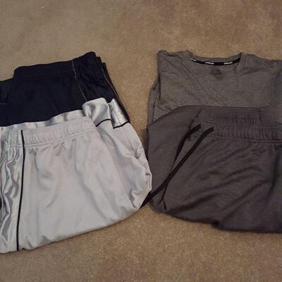 Lot 6 - Men's X-Large Clothing and Assessories