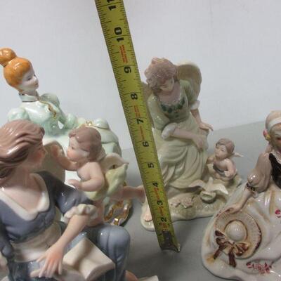 Lot 51 - Figurines - The Figurine With The Flowey Dress Play Music