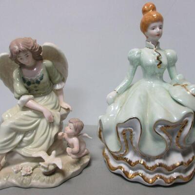 Lot 51 - Figurines - The Figurine With The Flowey Dress Play Music