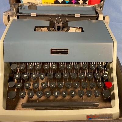 Vintage 60â€™s Underwood Olivetti 21 Portable Typewriter 