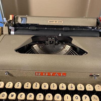 Vintage Royal Portable Typewriter Quiet Deluxe 