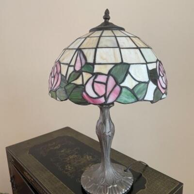 Tiffany glass style table lamp