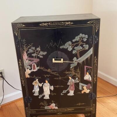 Gorgeous chinoiserie cabinet.