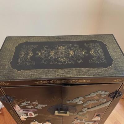 Gorgeous chinoiserie cabinet.