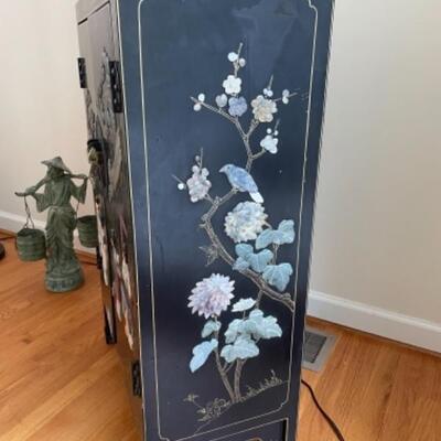 Gorgeous chinoiserie cabinet.