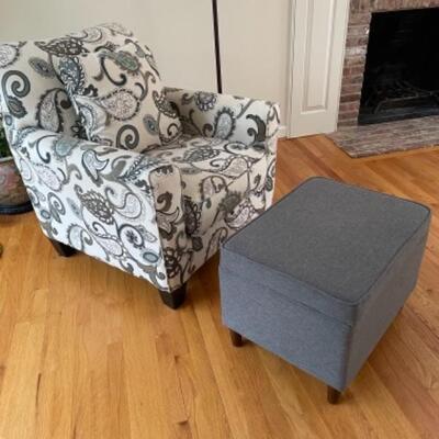 Storage ottoman (new)