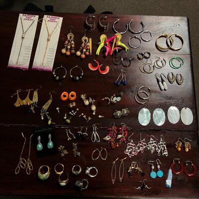 Lot 23 - Pierced Earrings & Rings