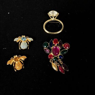 Lot 24 - New and Vintage Pins