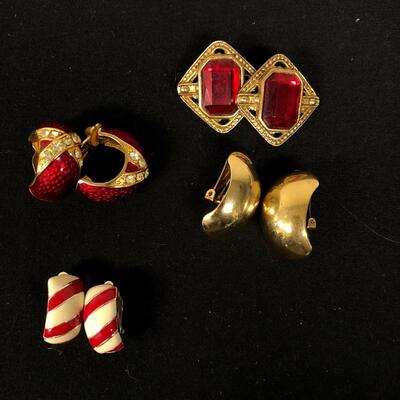 Lot 26 - Clip Earrings