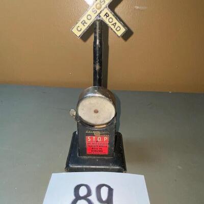 Lot 89 - HO Scale Railroad crossing 