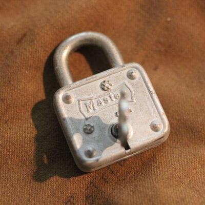 Lot 18 Vintage Master Lock w/ Key