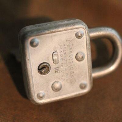 Lot 18 Vintage Master Lock w/ Key