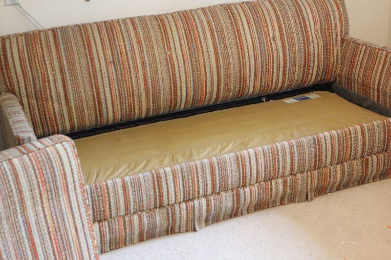 Lot 75 Vintage Hide-A-Bed Sofa 6\'x30\