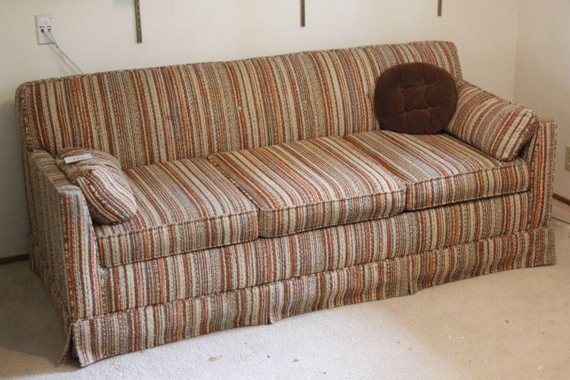 Lot 75 Vintage Hide-A-Bed Sofa 6\'x30\