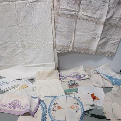 Lot 137 - Vintage Linen Table Cloths & Napkins 