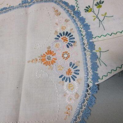 Lot 137 - Vintage Linen Table Cloths & Napkins 