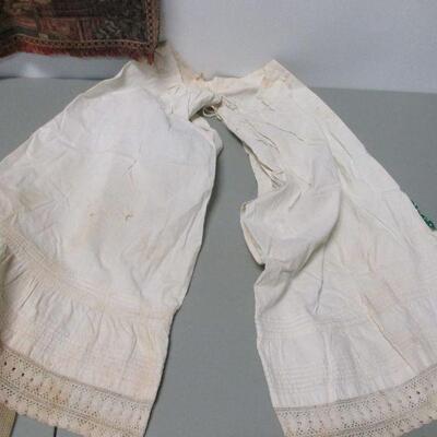 Lot 141 - Vintage Linen & Cloths 