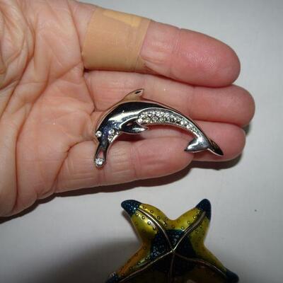 Silver tone Dolphin & Star Fish Brooch 