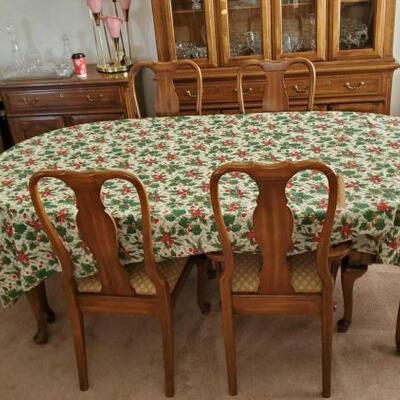 #1000 â€¢ Dining Room Table With 6 Table Cloths