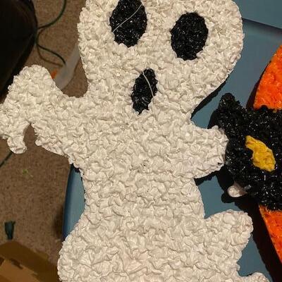 Lot 195 - Halloween popcorn decs