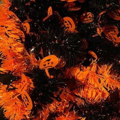 Lot 196 - Halloween Garland 