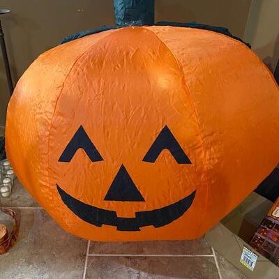  Lot 197 - Inflatable yard Pumpkins