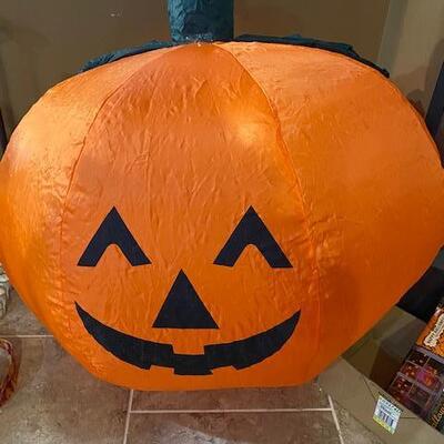  Lot 197 - Inflatable yard Pumpkins