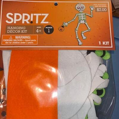 Lot 198 - halloween Craft Kits