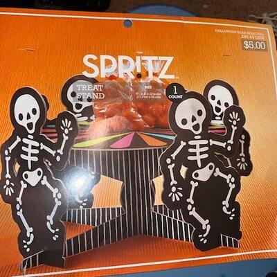 Lot 203 - Treat Stand and other misc