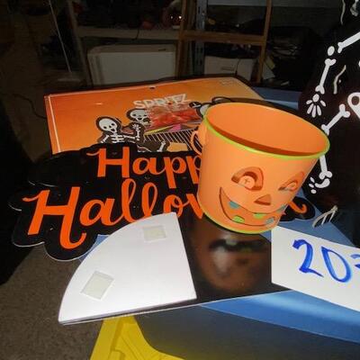 Lot 203 - Treat Stand and other misc
