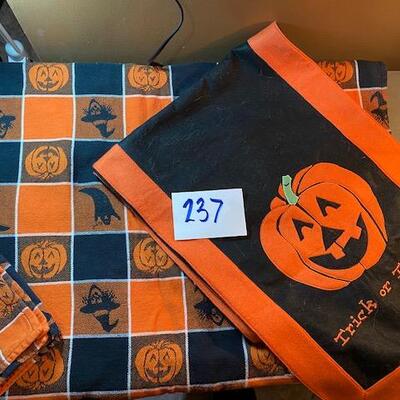 Lot 237 - halloween Linens