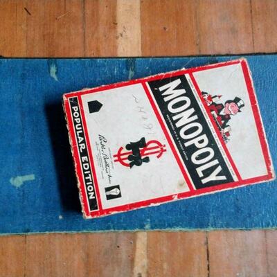 Vintage 1954 Monopoly includes most pieces including instructions