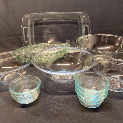 Lot 12: Pyrex Dishes