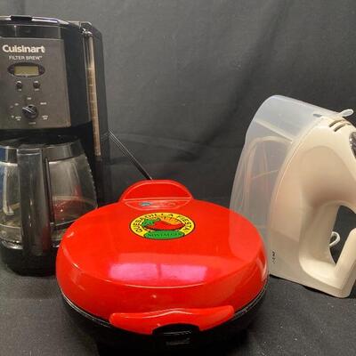 Lot 21: Small Kitchen Appliances :Crock pot new in box, mixer, breakfast sandwich maker and more.