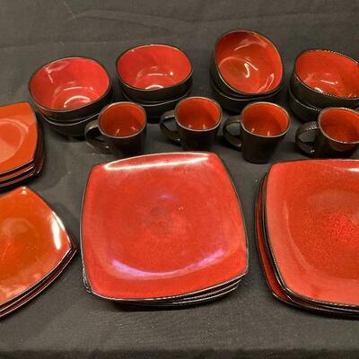 Lot 23: Dish Set