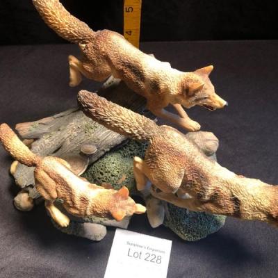 Danbury Mint - Nick Bibby - Wolf Collection - "Giving Chase" L.E. Figurine