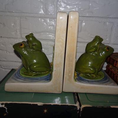 The cutest Frog Bookends, Mama & Baby Frog