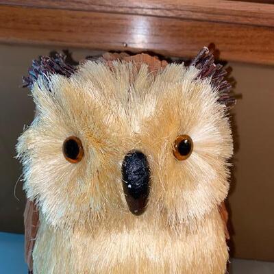 Lot 252 - Owl decor 