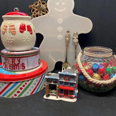 Lot 53: Christmas Decor