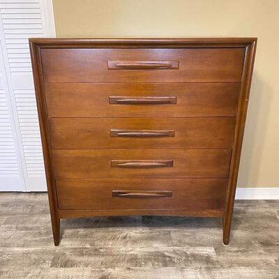 Broyhill Wood Chest of Drawers 