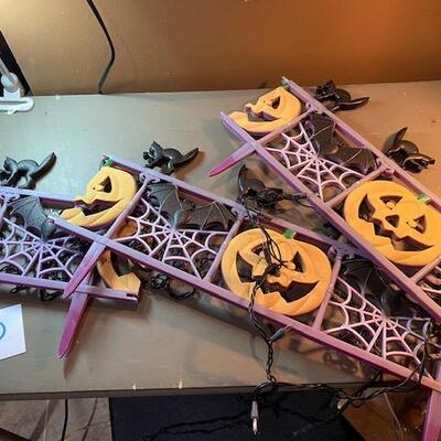 Lot 270 - Halloween fence decor