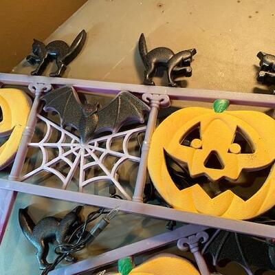Lot 270 - Halloween fence decor