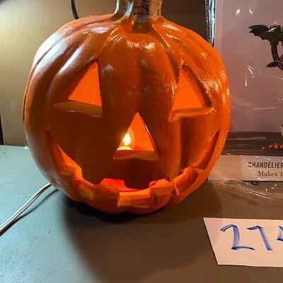 Lot 274 - Halloween decor