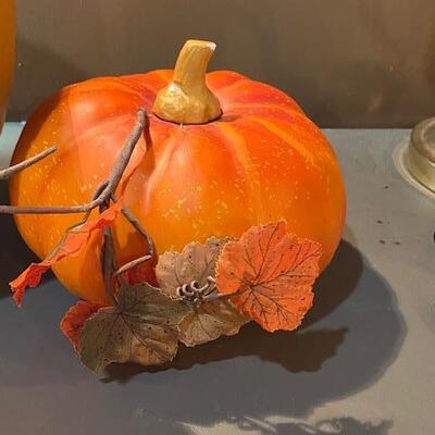 Lot 276 - halloween decor