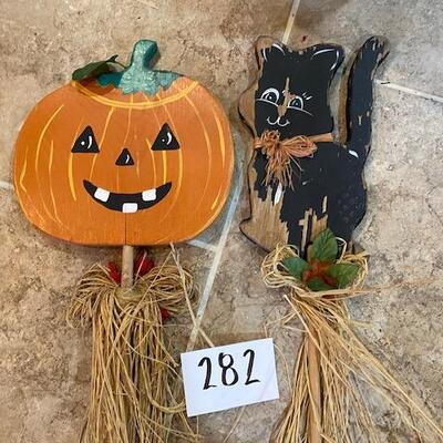 Lot 282 - yard decor