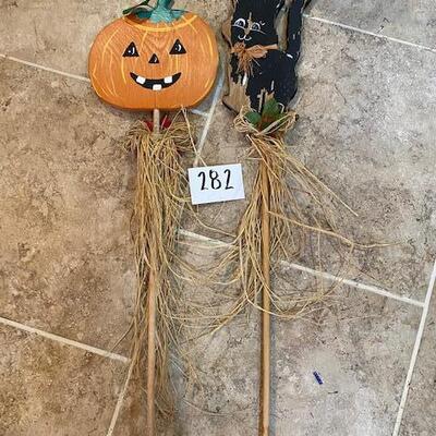 Lot 282 - yard decor